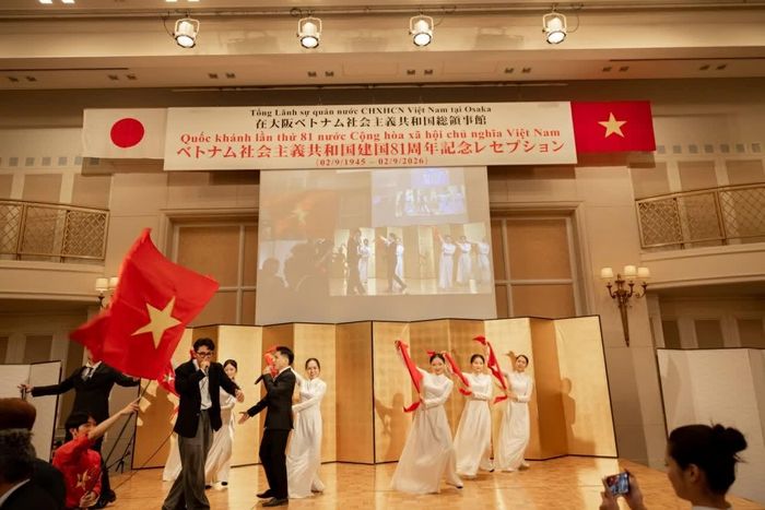 Tiết mục biểu diễn “Đất nước trọn niềm vui” của cộng đồng người Việt Nam tại Kansai. (Nguồn: Tổng Lãnh sự quán Việt Nam tại Osaka)