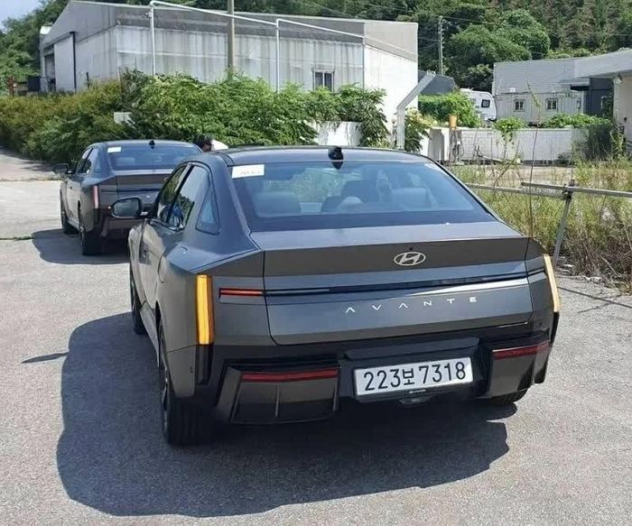 Elantra 2027 tiếp tục nằm trong nhóm sedan có kích thước khá lớn của phân khúc.
