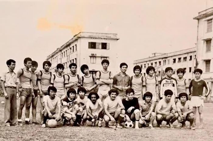 Đại sứ Saadi Mohamed Hasan Salama (thứ năm từ trái sang, hàng đầu) trong một trận đấu bóng giao hữu khi là sinh viên ở Việt Nam. (Ảnh: NVCC)