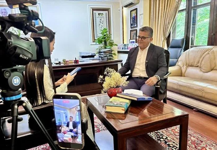 Đại sứ Saadi Mohamed Hasan Salama trả lời phỏng vấn báo chí. (Ảnh: NVCC)