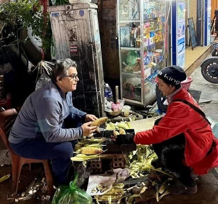 Đại sứ Saadi Mohamed Hasan Salama trong cuộc sống hàng ngày với phố phường Hà Nội. (Ảnh: NVCC)