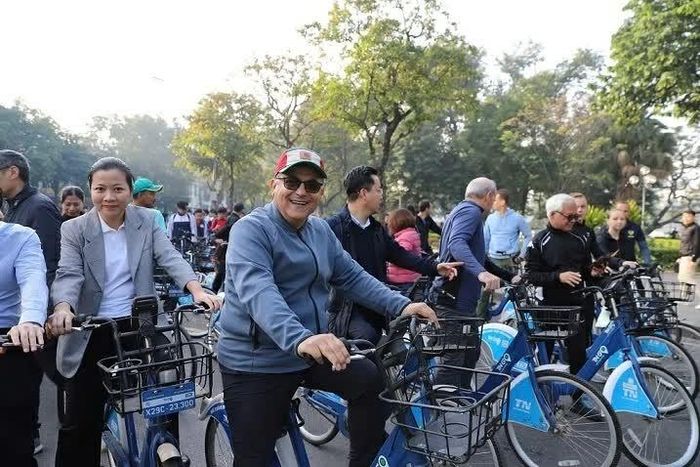Đại sứ Saadi Mohamed Hasan Salama tham dự đạp xe hữu nghị vì Hà Nội xanh. (Ảnh: NVCC)