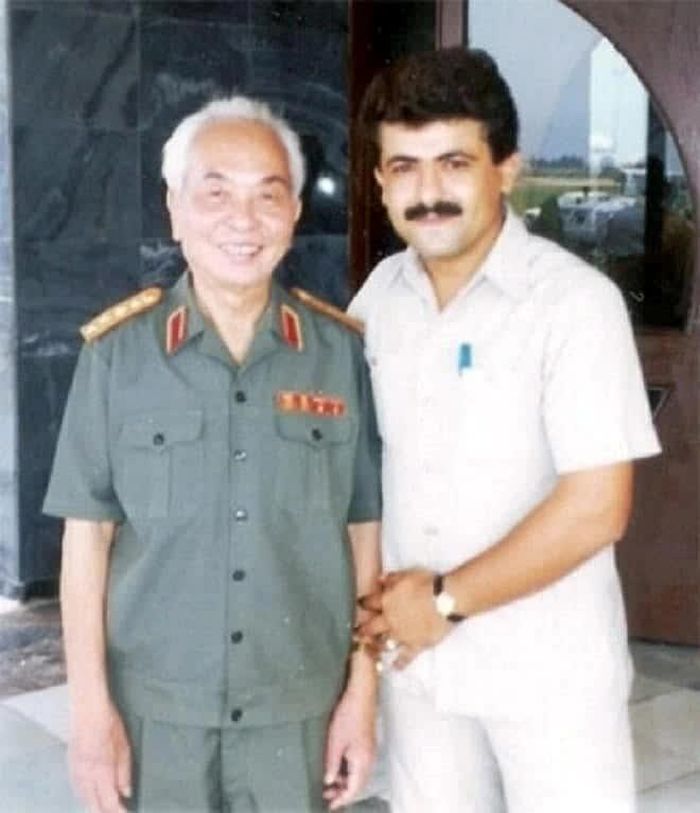 Đại sứ Saadi Mohamed Hasan Salama vinh dự chụp ảnh cùng Đại tướng Võ Nguyên Giáp. (Ảnh: NVCC)