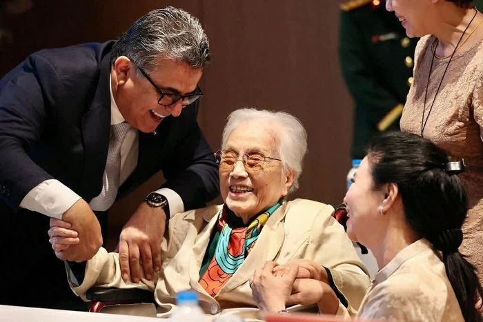 Đại sứ Saadi Mohamed Hasan Salama trò chuyện với nguyên Phó chủ tịch nước Nguyễn Thị Bình. (Ảnh: NVCC)