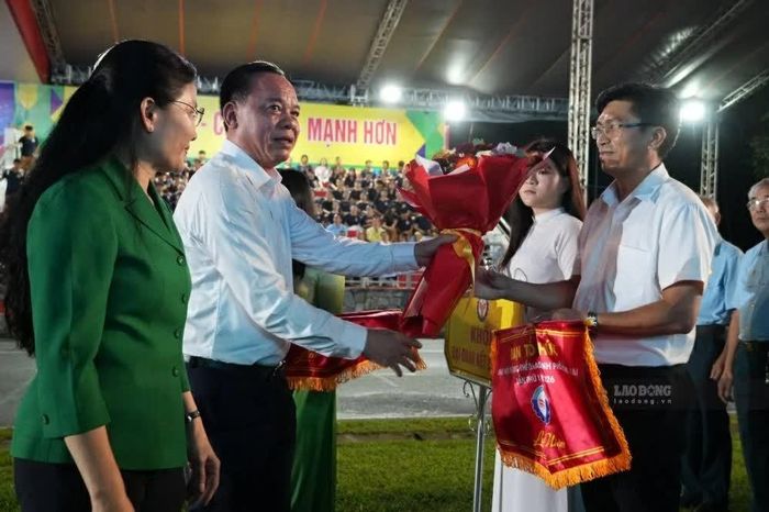 Lãnh đạo thành phố Đồng Nai tặng hoa chúc mừng các đoàn tham dự Đại hội. (Nguồn: Lao động)
