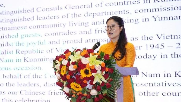 Tổng Lãnh sự Nghiêm Việt Chung nhấn mạnh toàn Đảng, toàn dân Việt Nam đang đoàn kết một lòng, nỗ lực phấn đấu thực hiện các mục tiêu do Đại hội Đảng lần thứ XIV đề ra. (Nguồn: TLSQ Việt Nam tại Côn Minh)