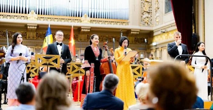  Các nghệ sĩ Việt Nam tự hào biểu diễn trên sân khấu CF12, trong không gian âm nhạc giao thoa văn hóa và hữu nghị giữa hai quốc gia. (Ảnh: Tiểu Mai) 