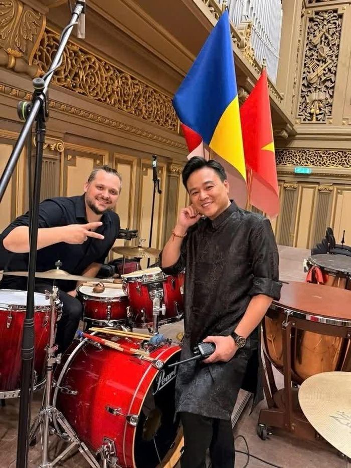  Đạo diễn Phan Bảo cùng thành viên dàn nhạc giao hưởng Bucharest tại nhà hát Romanian Athenaeum. (Ảnh: Tiểu Mai) 