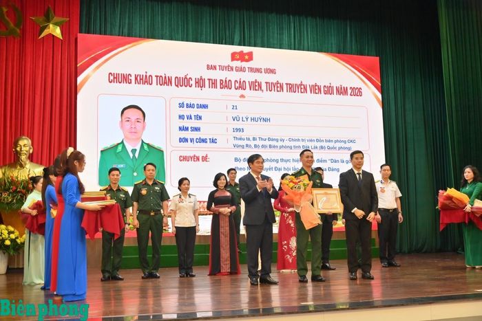 Thiếu tá Vũ Lý Huỳnh xuất sắc đoạt giải Nhất Chung khảo toàn quốc Hội thi Báo cáo viên, tuyên truyền viên giỏi năm 2026. Ảnh: Trương Tùng
