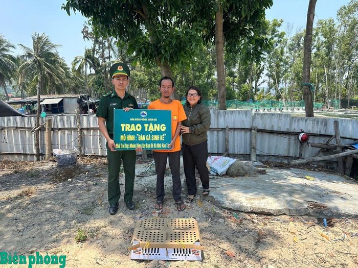 Thiếu tá Vũ Lý Huỳnh trao tặng mô hình "Đàn gà sinh kế" cho gia đình có hoàn cảnh khó khăn trên địa bàn. Ảnh: Nhân vật cung cấp