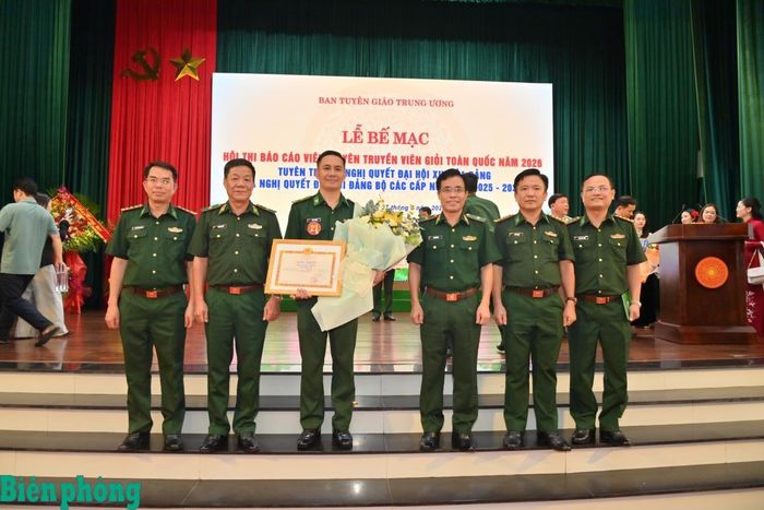 Thiếu tướng Vũ Quốc Ân, Phó Chính ủy Bộ đội Biên phòng (thứ 3, từ phải sang) và Thiếu tướng Văn Ngọc Quế, Phó Chủ nhiệm Chính trị Bộ đội Biên phòng (thứ 2, từ trái sang) tặng hoa chúc mừng Thiếu tá Vũ Lý Huỳnh. Ảnh: Trương Tùng
