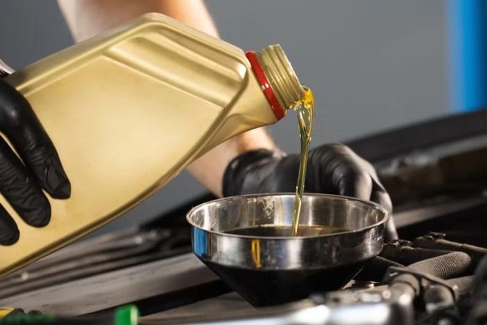 Việc thay dầu động cơ đúng cách giúp duy trì hiệu quả bôi trơn và ngăn ngừa hư hỏng do nhiệt độ dầu quá cao. Ảnh: SlashGear