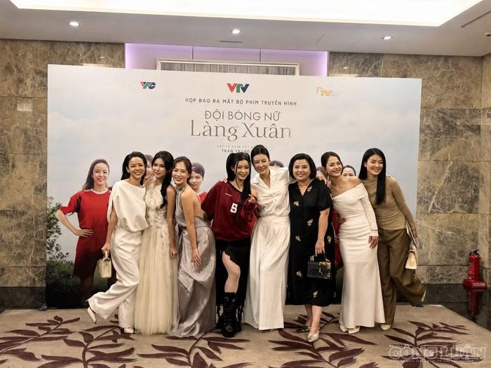 Dàn diễn viên trong bộ phim "Đội bóng nữ làng Xuân"
