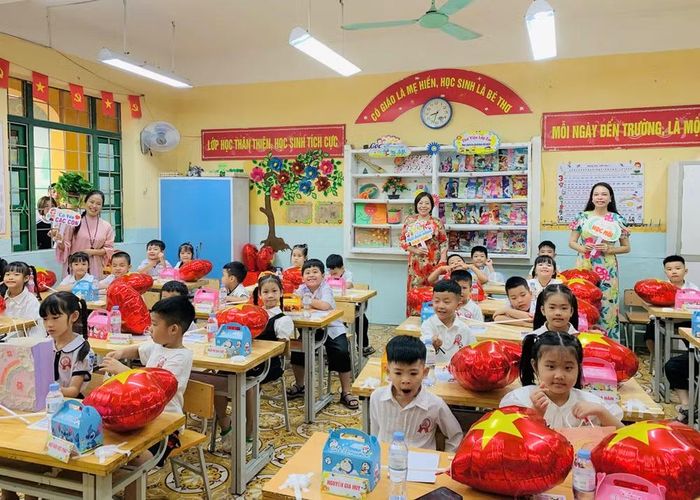 Cô và trò Trường Tiểu học Ngô Sĩ Liên (phường Bắc Giang) - một trong những cơ sở giáo dục có quy mô lớn sau sắp xếp. Ảnh: bacninh.gov.vn