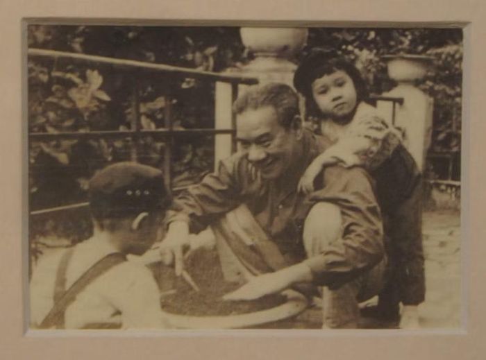 Bộ trưởng Nguyễn Văn Huyên chơi cùng các cháu ngoại, năm 1972. Ảnh tư liệu Bảo tàng Nguyễn Văn Huyên.