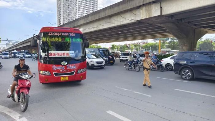 Đội Cảnh sát giao thông đường bộ số 6 (Phòng Cảnh sát giao thông - Công an TP. Hà Nội) kiểm soát hoạt động vận tải hành khách trên tuyến Phạm Hùng. Ảnh: CATPHN.