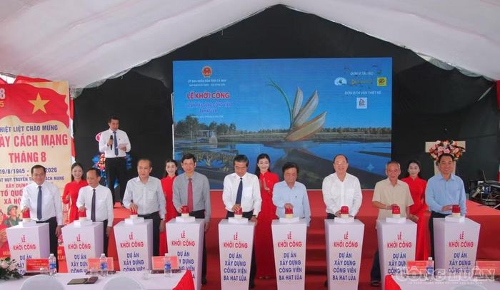 Các đại biểu thực hiện nghi thức khởi công dự án xây dựng Công viên Ba Hạt Lúa.
