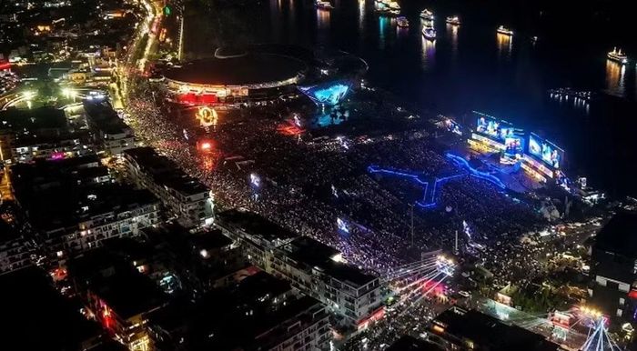 Concert nghệ thuật quy mô lớn diễn ra trong không gian mở bên vịnh Hạ Long. Ảnh: Minh Hà