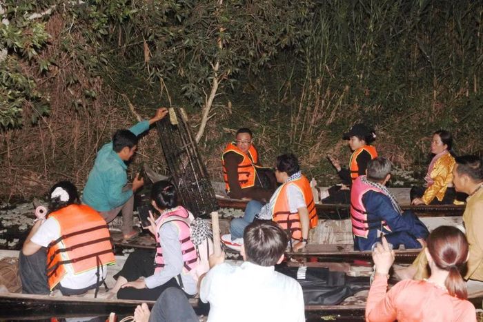 Các thành viên đoàn Presstrip trải nghiệm chèo xuồng dỡ lợp bắt cá.