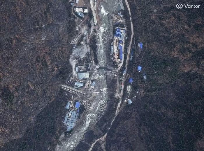 Hình ảnh cây cầu và các tòa nhà trên sông Trishuli ở Nepal vào năm 2024. Ảnh: Vantor