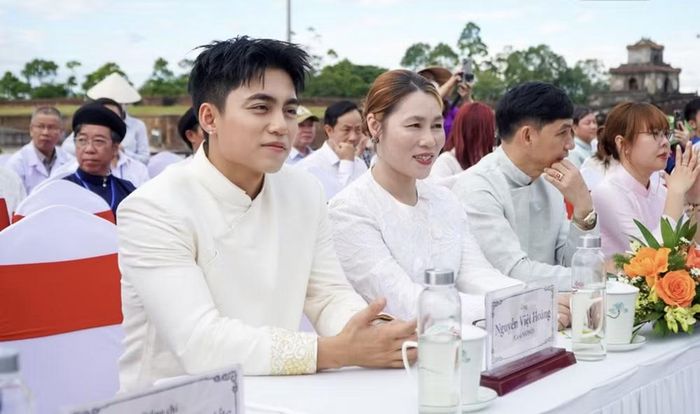 Nam ca sĩ cùng mẹ tham dự chương trình. Ảnh: S.Thuỳ