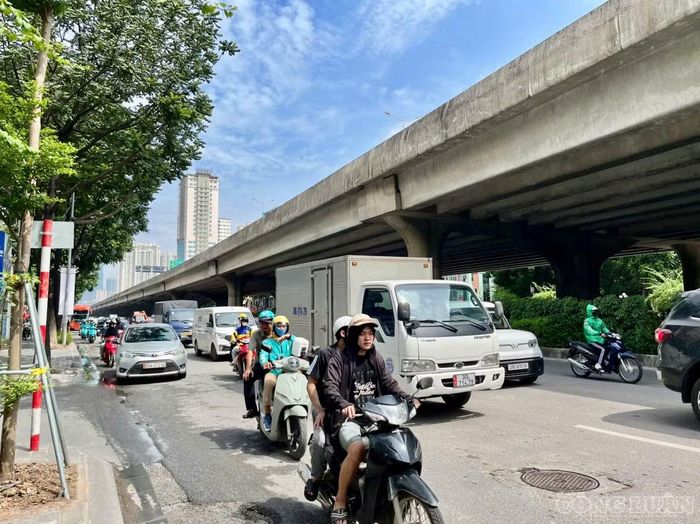 Thời điểm gần về trưa, lượng phương tiện di chuyển vẫn khá đông đúc.