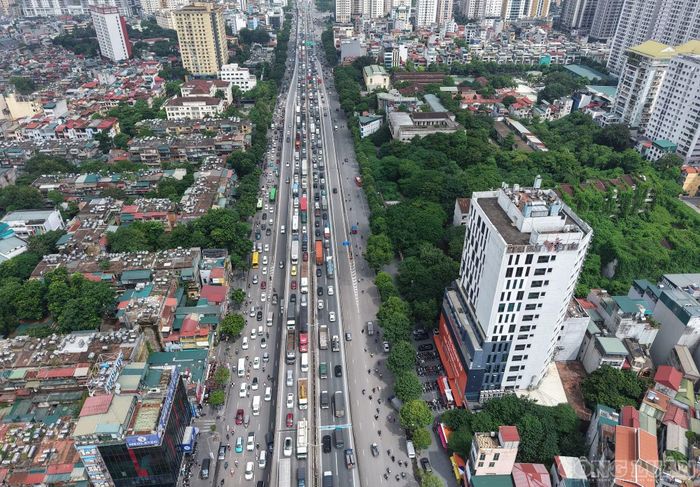 Anh Phúc (quê Hà Tĩnh) chia sẻ, gia đình lựa chọn sáng hôm nay để về quê nghỉ lễ nhưng không ngờ đường vẫn rất đông. Anh phải mất rất nhiều thời gian để di chuyển từ đường Vành đai 3 ra cao tốc Pháp Vân - Cầu Giẽ.