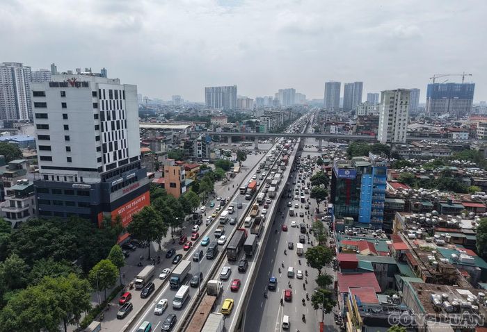 Đặc biệt tại khu vực nút giao đường Nguyễn Trãi - Khuất Duy Tiến, một lượng lớn phương tiện di chuyển cả ở tuyến đường trên cao lẫn dưới thấp.