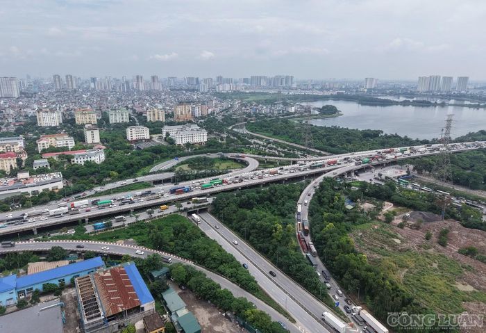 Tại nút giao cao tốc Pháp Vân - Cầu Giẽ với đường Vành đai 3 trên cao, áp lực giao thông rất lớn.