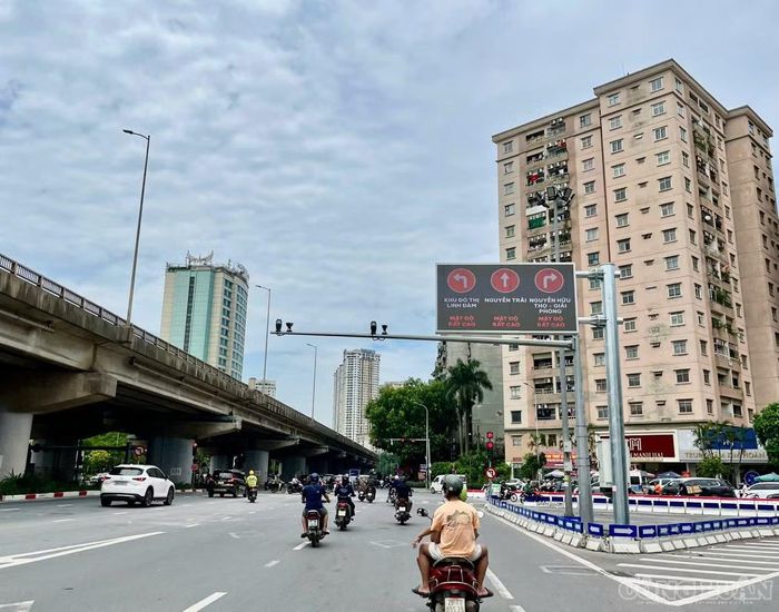 Biển chỉ dẫn giao thông cho thấy các tuyến đường đều có mật độ phương tiện di chuyển rất cao.