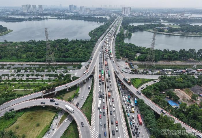 Dòng phương tiện nối đuôi nhau trên đường Vành đai 3 về hướng cầu Thanh Trì.