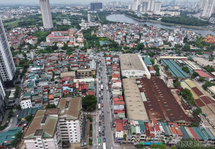 Nhiều tuyến đường xung quanh bến xe Nước Ngầm cũng xuất hiện tình trạng ùn tắc.