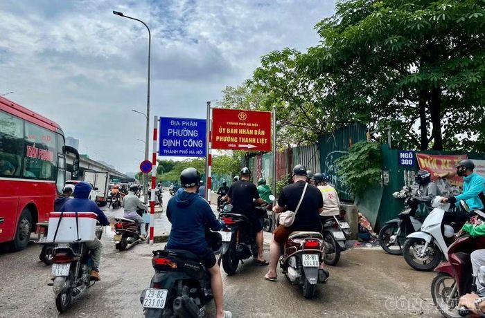 Nhiều xe máy đi cả lên vỉa hè để thoát khỏi khu vực ùn tắc.