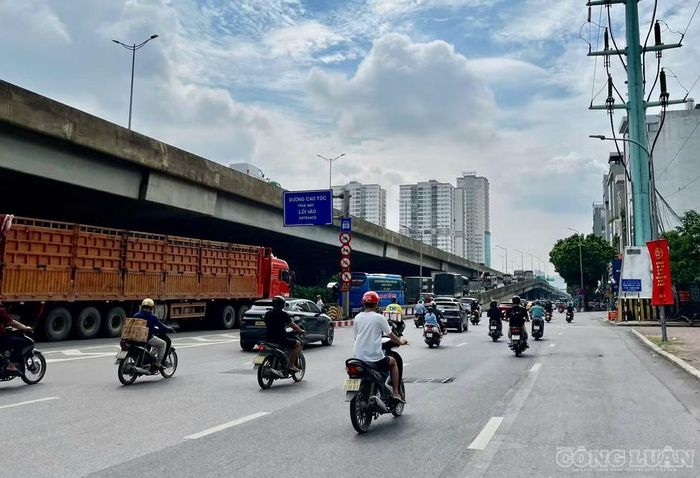 Lối vào đường Vành đai 3 trên cao, phương tiện xếp hàng dài.