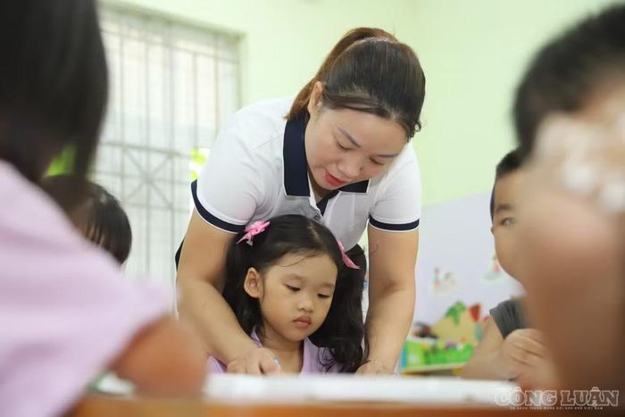 Bộ cũng yêu cầu các đơn vị xác định cụ thể nhiệm vụ đào tạo, bồi dưỡng và phát triển đội ngũ; đồng thời khẩn trương hoàn thiện chuẩn chương trình đào tạo giáo viên mầm non, gắn chỉ tiêu đào tạo với nhu cầu thực tế.