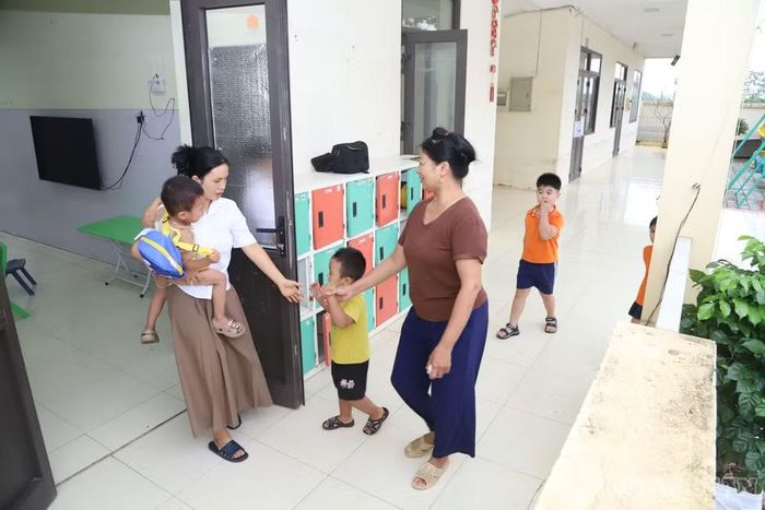 Đón trẻ vào lớp là công việc cô Hương đã quá quen thuộc.
