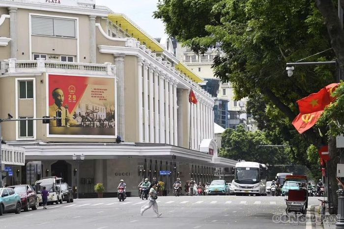 Đặc biệt, hình ảnh Chủ tịch Hồ Chí Minh đọc Tuyên ngôn Độc lập tại Quảng trường Ba Đình năm 1945 được thể hiện trang trọng trên nhiều pa-nô cỡ lớn, gợi nhắc về dấu mốc lịch sử thiêng liêng của dân tộc.