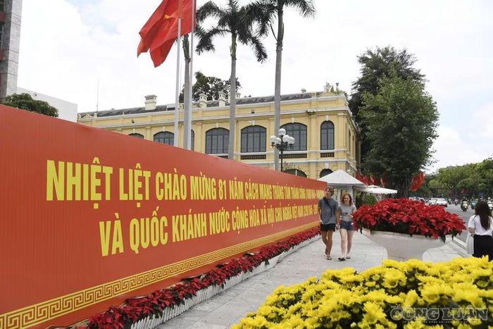 Trên nhiều tuyến phố, các cụm pa-nô, áp-phích tuyên truyền về Cách mạng Tháng Tám và Quốc khánh 2/9 được bố trí tại những vị trí dễ quan sát, trở thành điểm nhấn giữa lòng Thủ đô.