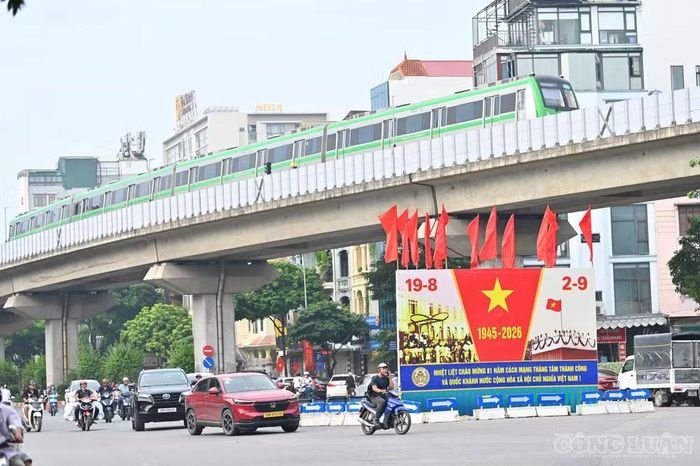 Theo Sở Văn hóa, Thể thao và Du lịch Hà Nội, hướng tới kỷ niệm 81 năm Quốc khánh (2/9/1945 - 2/9/2026), thành phố triển khai trang trí, tuyên truyền cổ động trực quan tại các khu vực trọng điểm, tuyến phố trung tâm và không gian công cộng.