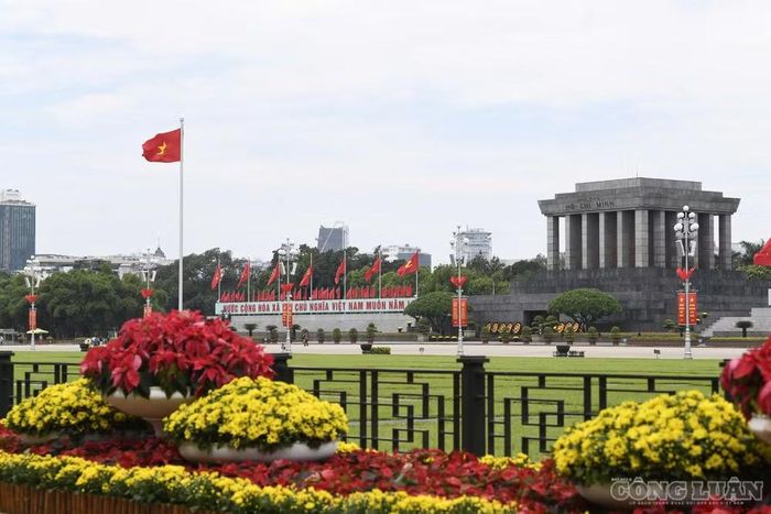 Tại khu vực trung tâm Thủ đô, không khí chào mừng Quốc khánh 2/9 ngày càng rộn ràng. Từ hồ Hoàn Kiếm, phố Đinh Tiên Hoàng, Lê Thái Tổ đến các tuyến đường dẫn về Quảng trường Ba Đình, cờ Tổ quốc được treo trang trọng, tạo nên diện mạo nổi bật cho phố phường Hà Nội.