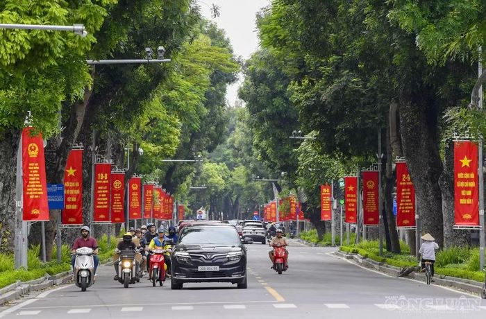 Hệ thống băng-rôn, khẩu hiệu cũng được trang trí đồng bộ, trải dài trên các tuyến đường, góp phần tạo không khí rộn ràng trước thềm ngày Quốc khánh.