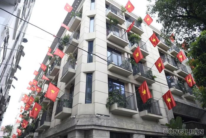 Không chỉ ở khu vực trung tâm, không khí chào mừng Quốc khánh còn hiện diện rõ nét tại các khu dân cư.