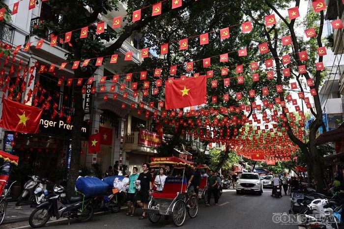 Cùng với việc chỉnh trang cảnh quan, người dân tại nhiều địa bàn chủ động vệ sinh đường làng, ngõ xóm, treo cờ Tổ quốc trước nhà, tạo nên không khí ngày hội và nhắc nhớ về giá trị của độc lập, tự do.