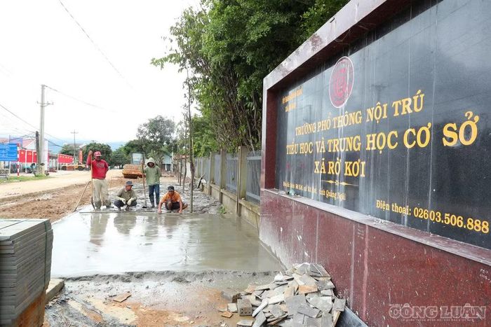 Các công nhân đang hoàn thiện những hạng mục cuối cùng