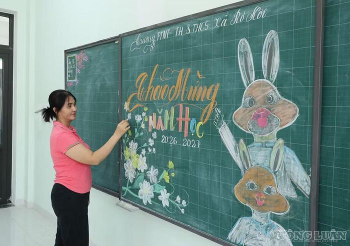 Trong các phòng học còn thơm mùi sơn mới, những tiết học đầu tiên đã bắt đầu