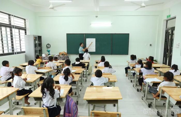 Tiếng đánh vần ê a giữa lớp học còn thơm mùi sơn mới