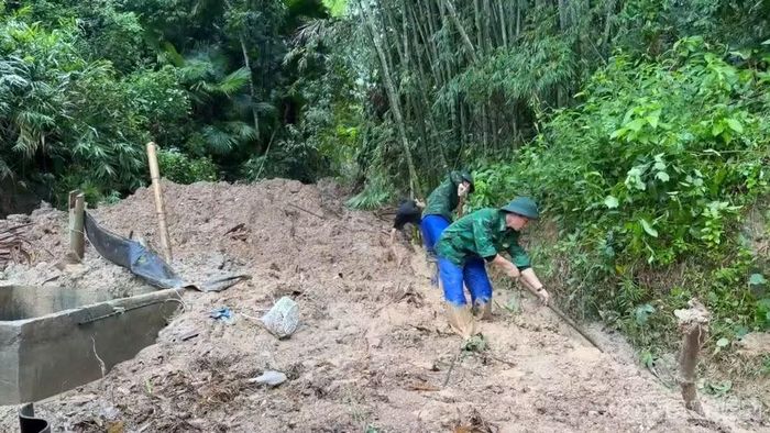 Đồn Biên phòng Tam Thanh phân công cán bộ, chiến sĩ chủ động phối hợp với địa phương theo dõi chặt chẽ diễn biến thời tiết, kịp thời xử lý các tình huống phát sinh.