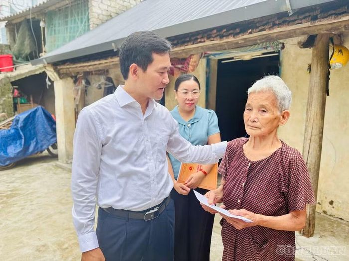 Ông Đinh Văn Hưng, Bí thư Đảng ủy xã Kim Tân thăm tặng quà động viên các gia đình tại Thôn 5 Thành Kim.