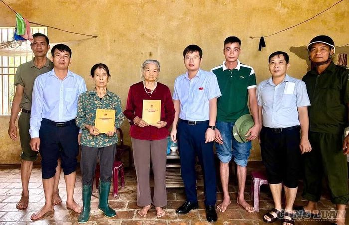 Ông Nguyễn Thanh Hào, Chủ tịch UBND xã Kim Tân thăm hỏi, động viên, tặng quà các gia đình tại Thôn 1, Thôn 2 Thành Trực.