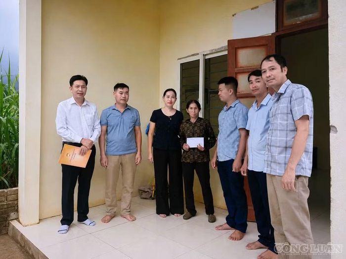Bà Bùi Thị Định, Phó Bí thư Thường trực Đảng ủy xã Kim Tân thăm, tặng quà các gia đình tại Thôn 3, Thôn 4 Thành Trực.